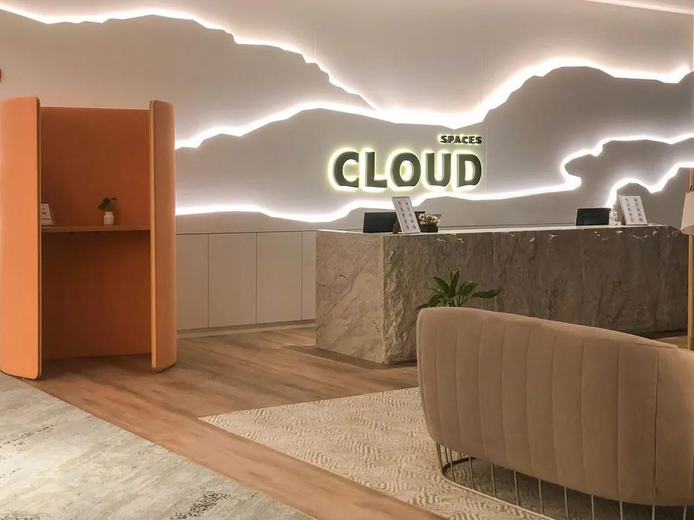 Espaces cloud de coworking légers et intelligents Appréciation de la conception d'espaces partagés à Abu Dhabi.