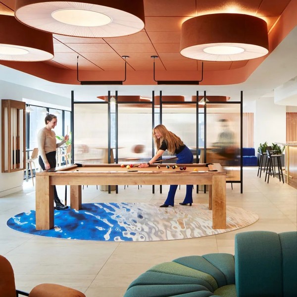 Warme, stilvolle und vielseitige Bürogebäude in Chicago teilen die Design-Wertschätzung des „Third