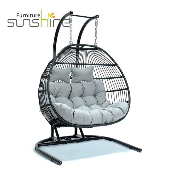 屋外のホテルのバルコニーの家具の二重振動椅子の折り畳み式のハンモックの藤の掛かる卵の椅子