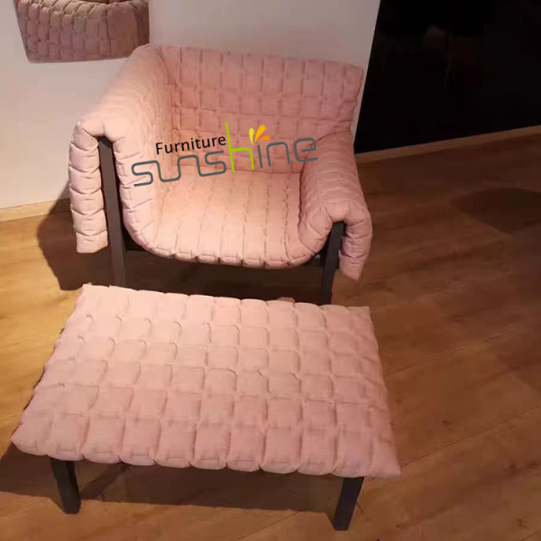 आधुनिक लकड़ी का सोफा डिजाइन होटल सोफा कुर्सियां ​​फैब्रिक सिंगल सोफा फुटरेस्ट स्टूल के साथ