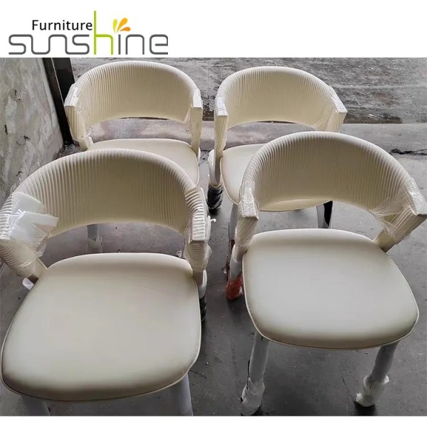 उच्च गुणवत्ता वाली आधुनिक हल्के भूरे रंग की अवकाश कुर्सियाँ स्ट्राइप वाइड बैकरेस्ट लेदर डिज़ाइन स्टील लेग डाइनिंग चेयर