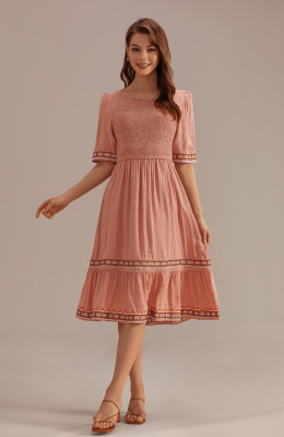 Robe midi brodée smockée à manches mi-longues et col rond à pois suisses