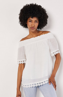 Top Bardot con ribete de encaje de crochet