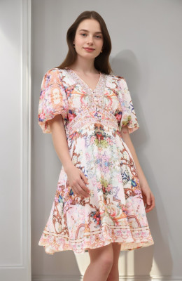 KURZES KLEID „RHYS“ MIT ARABESKEN-PRINT