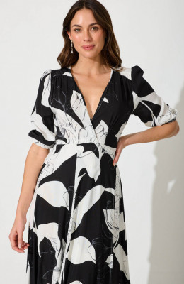 Robe portefeuille longue Ronda en noir avec motif floral blanc