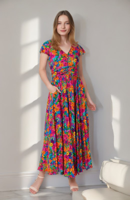 Vestido longo floral franzido na frente em rosa