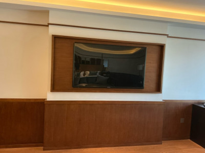 Moldura de TV de quarto de hotel
