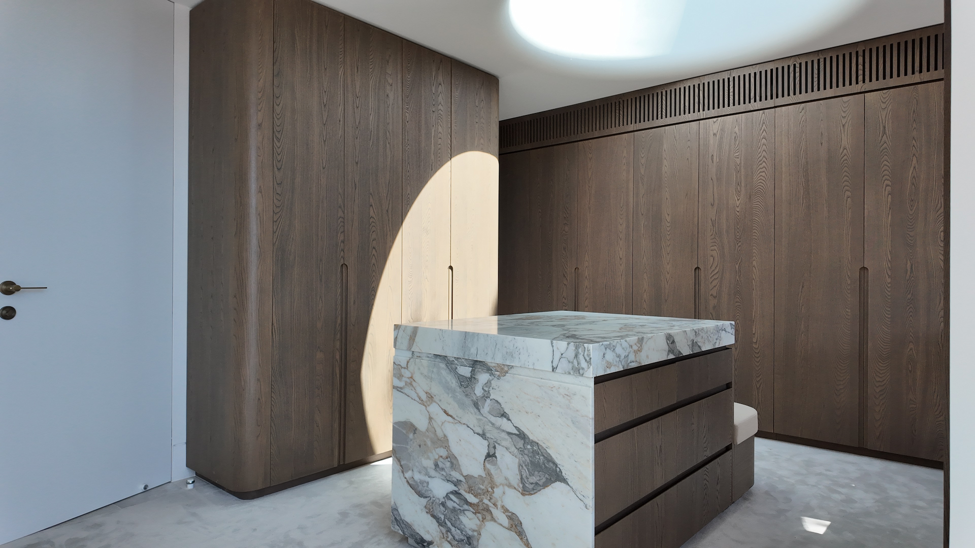 In This Sydney Home Oak and Marble Learn to Speak the Same Language DCR Joinery Full-House Custom In This Sydney Home Oak and Marble Learn to Speak the Same Language DCR Joinery Full-House Custom